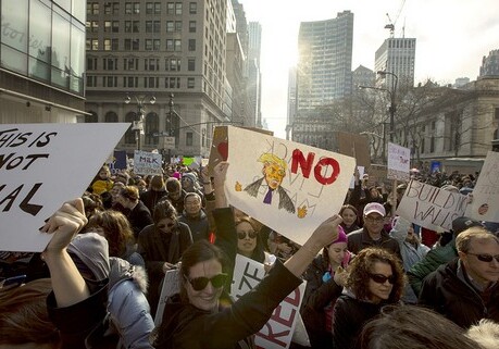 В Нью-Йорке сотни тысяч человек приняли участие в акции протеста против Трампа