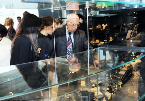В Баку открылась выставка-продажа ювелирных украшений (Фото)