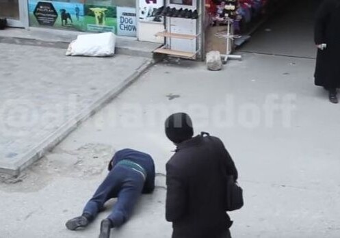 Социальный эксперимент в Баку: реакция прохожих на упавшего человека (Видео)