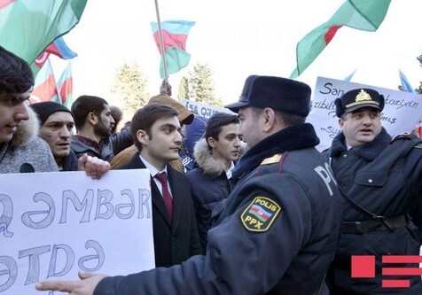 Молодежь провела акцию протеста перед штаб-квартирой «Мусават» (Фото)
