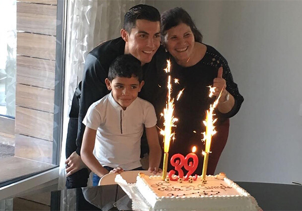 Криштиану Роналду отпраздновал день рождения с мамой и сыном