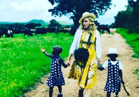 Мадонна опубликовала фото удочеренных ею близнецов из Малави