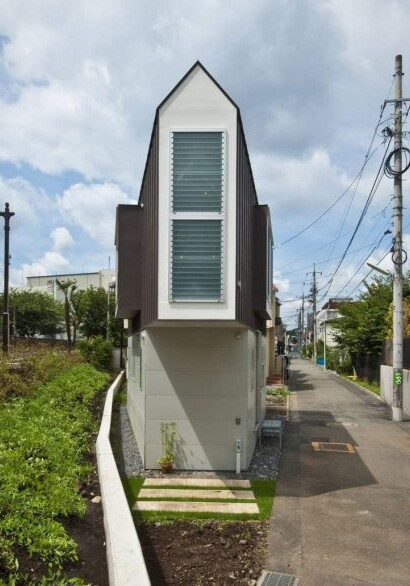 Этот узкий дом из Японии выглядит маленьким, пока не заглянешь внутрь… (Фото)