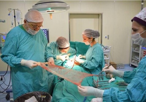 Азербайджанские хирурги удалили из живота пациента бинт, забытый иранскими врачами (Фото)