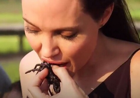 Анджелина Джоли с детьми пообедали в Камбодже скорпионами, тарантулами и сверчками (Фото-Видео)