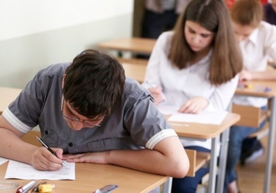В Баку ученикам 9-го класса начали выдавать пропускные листы на экзамен
