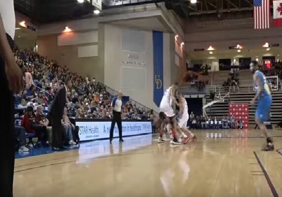 Баскетболист пробежал между ног двухметрового противника (Видео)