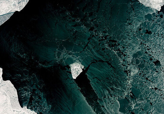 Спутник заснял в Каспийском море похожую на бриллиант льдину