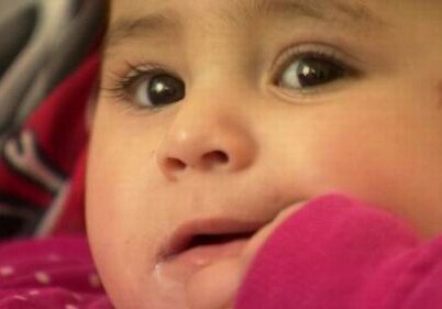 Британский врач нашел спасенную им сирийскую девочку (Видео)
