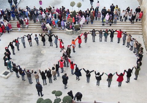 Школьники поздравили женщин с 8 Марта – флешмоб в Ичери шехер (Фото)