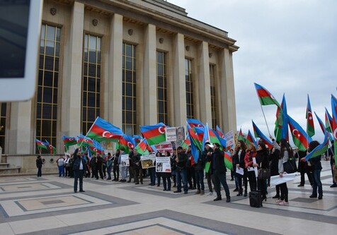 Азербайджанская диаспора провела в Париже акцию протеста в связи с визитом Саргсяна (Фото)