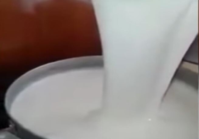 Кадры странного молока удивили жителей Баку (Видео)