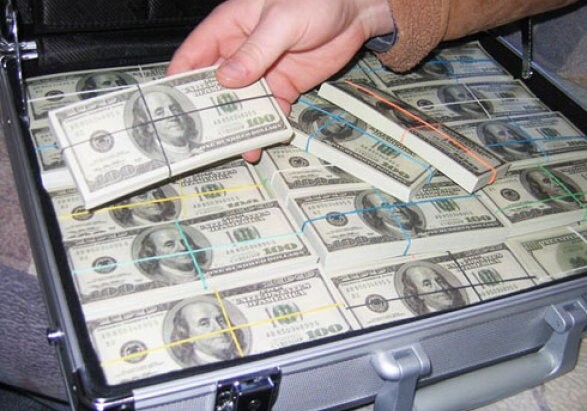 «Муж принес домой чемодан с деньгами и сказал – это для министра» 