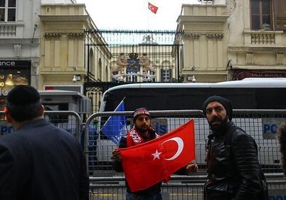 В Стамбуле протестующие сорвали с генконсульства Нидерландов флаг этой страны