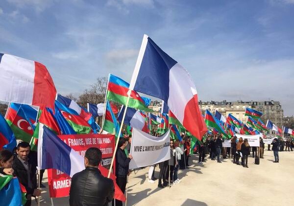 В Париже проведена акция в поддержку Президента Ильхама Алиева (Фото)