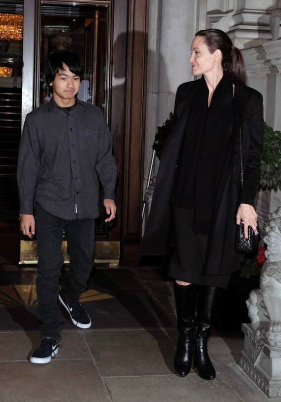 Анджелина Джоли посетила Букингемский дворец с сыном