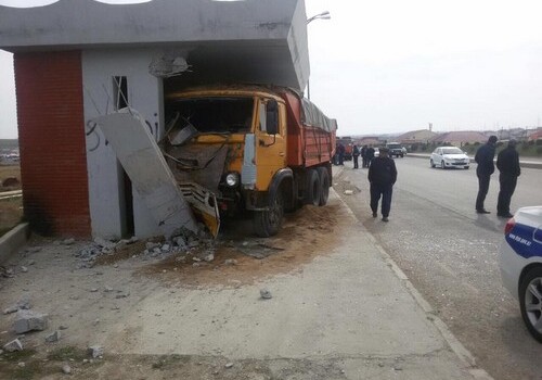 На трассе Баку-Шамаха грузовик разнес автобусную остановку (Фото)