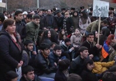 Демонстранты перекрыли движение в центре Еревана