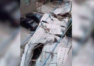 В Баку сильный ветер снес крышу 5-этажного дома, пострадали около 10 автомобилей (Видео)