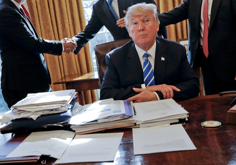 Трамп на церемонии забыл подписать указы о торговле (Видео)