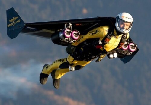 Британец создал летающий костюм на реактивном двигателе (Видео)