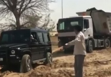 Наследный принц Дубая помог вытащить застрявший в пустыне грузовик (Видео)