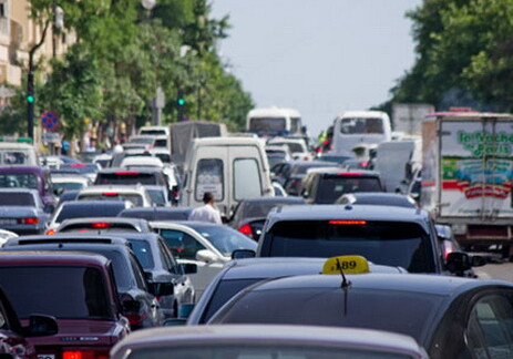 На дорогах в центре Баку возникли пробки – в связи с ремонтными работами