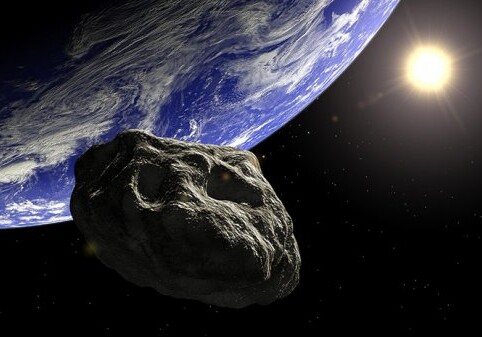 К Земле летит опасный астероид