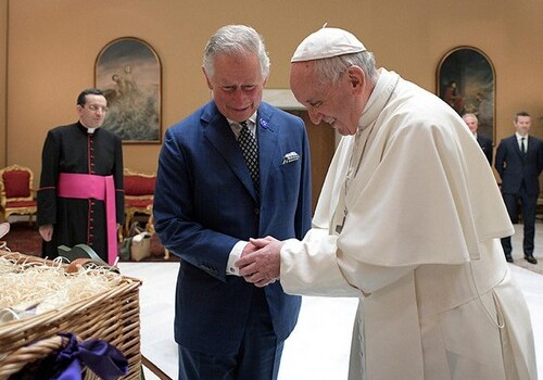 Принц Чарльз подарил Папе Франциску корзинку с продуктами