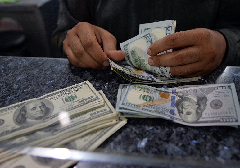 Нокдаун доллара в Азербайджане порадовал пока лишь автолюбителей