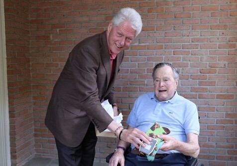 Клинтон подарил Бушу носки