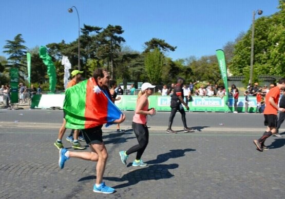 Марафонец пробежал в Париже 42 км с флагом Азербайджана на плечах