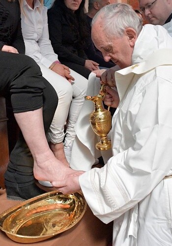 Папа римский омыл и поцеловал ноги 12 заключенным (Фото)