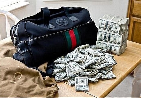 Гражданин России пытался вывезти из Азербайджана незадекларированную валюту на $18 тыс.