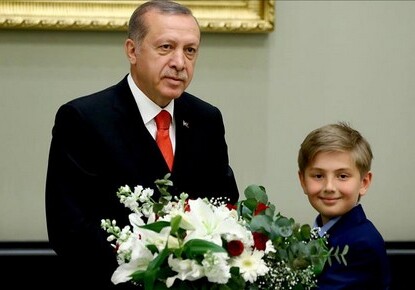 Эрдоган уступил кресло 10-летнему школьнику (Фото)