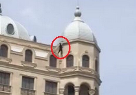 Безрассудство и отвага: двое подростков повисли на крыше высотки в Баку (Видео)