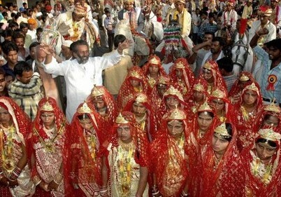 На свадьбе в Индии невестам вручили биты для защиты от пьяных мужей