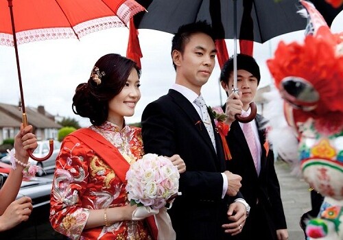 В Китае жених привел на свадьбу 200 подставных лиц вместо родственников и друзей