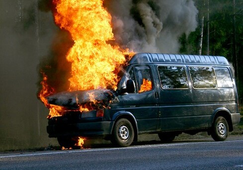 В Джалилабаде сгорел микроавтобус, пострадало 10 человек (Фото)