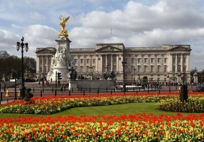 Все служащие Букингемского дворца экстренно вызваны в Лондон