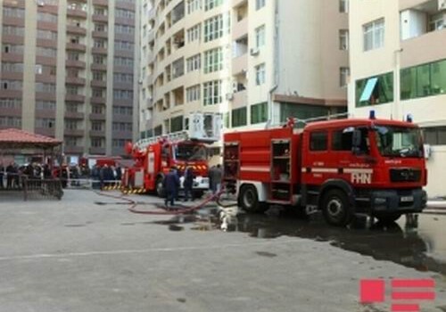В Баку в жилом здании произошел пожар, спасены два ребенка