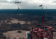 В Латвии парашютист впервые в мире совершил прыжок с дрона (Видео)