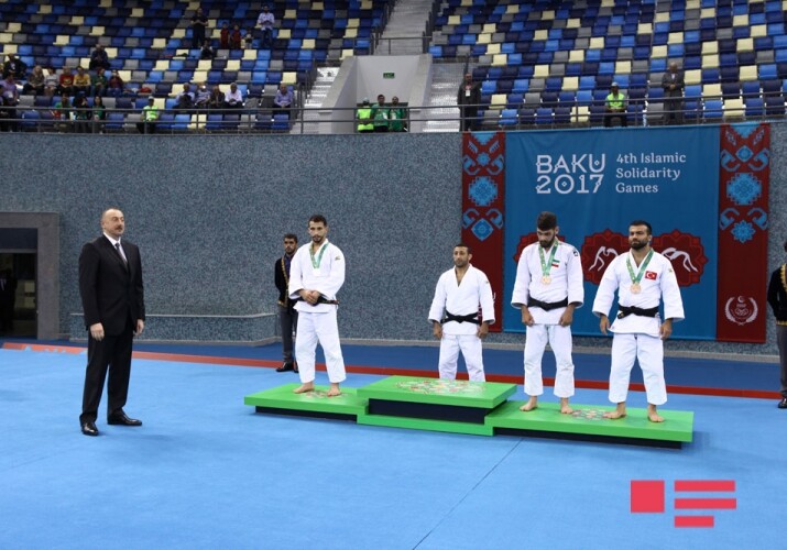 Президент Азербайджана вручил золотую медаль Ниджату Шихализаде (Фото)