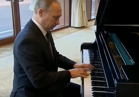 Путин сыграл на рояле мелодии песен о двух российских столицах (Видео)