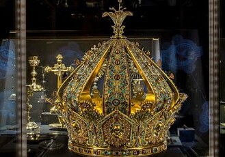 Из музея в Лионе украли корону с 1800 драгоценными камнями
