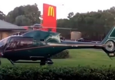 Австралиец слетал в «Макдоналдс» на вертолете (Видео)