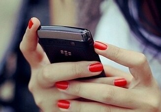 Американец подал в суд на девушку за использование телефона на свидании