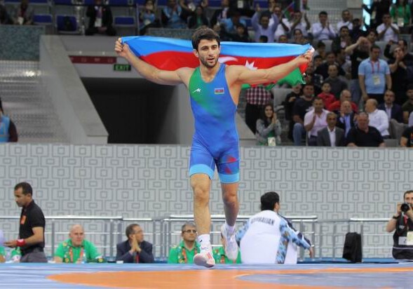 «Золото» азербайджанских борцов -  Ильхам Алиев вручил медали победителям (Добавлено)
