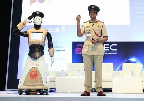 В Дубае заступил на службу первый робот-полицейский (Фото)