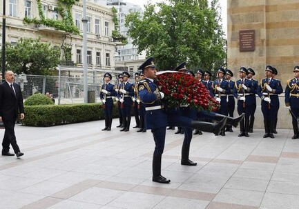 Президент Азербайджана возложил венок к памятнику, воздвигнутому в честь АДР (Фото)